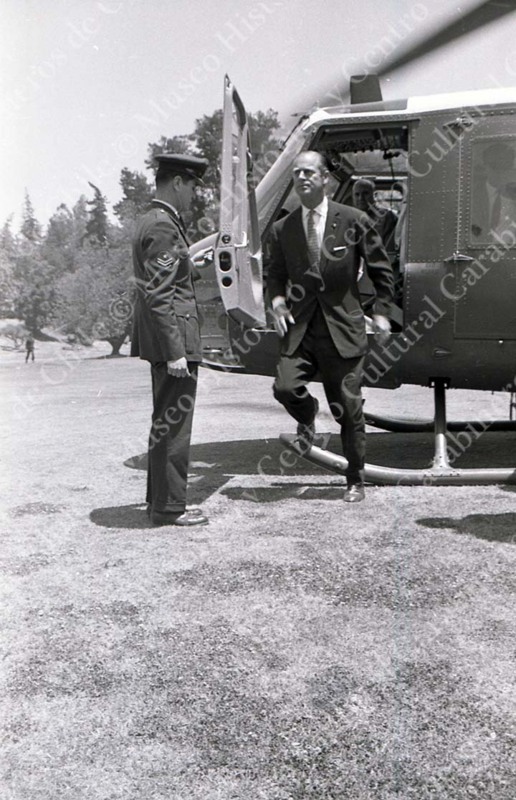 Felipe de Edimburgo baja de helicóptero
