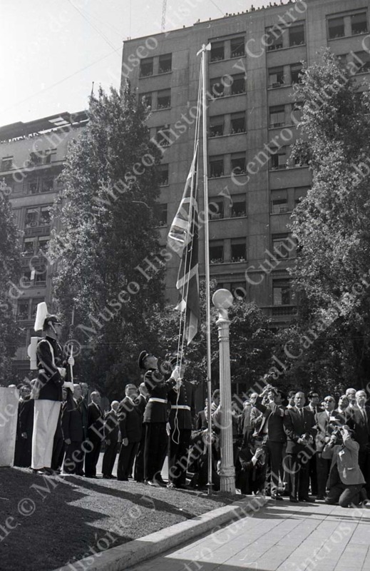 Izamiento bandera del Reino Unido