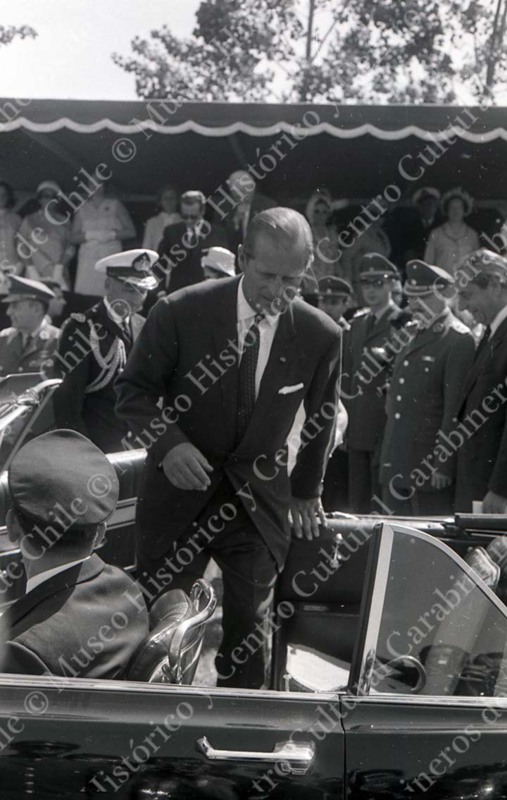 Felipe de Edimburgo sube al Ford Galaxie